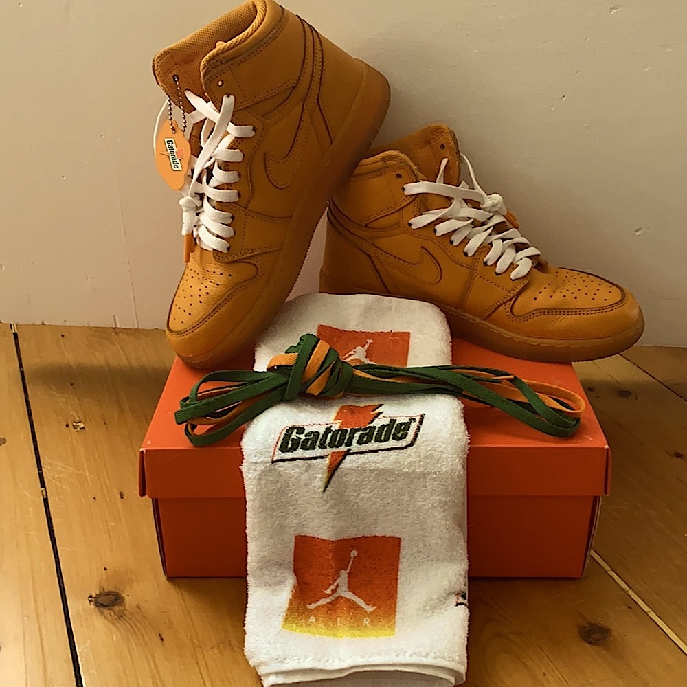 Air Jordan 1 Retro High OG 'Orange Peel'.